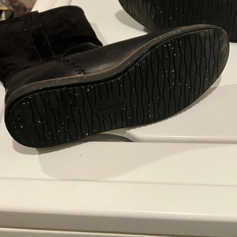 CLARK’S Black Women's Boots. Pull-On Size 7.5 Gently loved. Leather & Suede - Picture 5 of 11